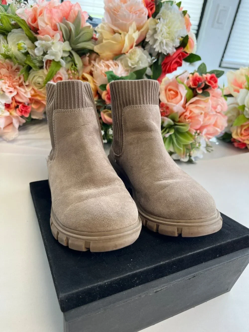 Steve Madden JHutch Taupe Lug Sole Chelsea Boots Girls Size 1